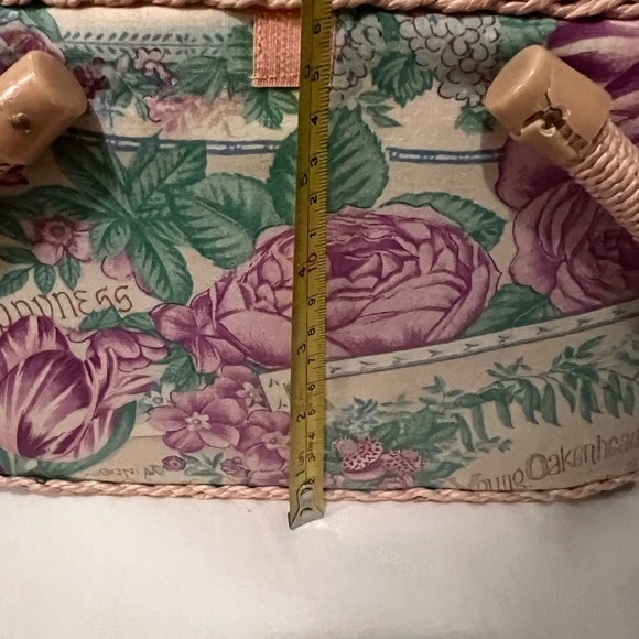 SEWING BASKET- VINTAGE- LARGE FLORAL WITH REMOVABLE TRAY/ FOOTED BOTTOM - Picture 10 of 13